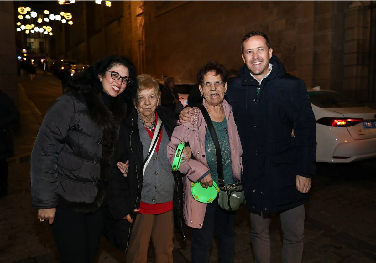 El alcalde, Carlos Velázquez, y la concejal Marisol Illescas, recibieron a los participantes de la Ruta Solidaria