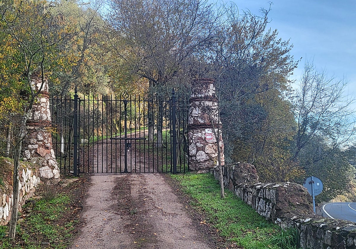 Imagen tomada el lunes de la finca Cuatro Vientos de Aracena, cerrada a cal y canto
