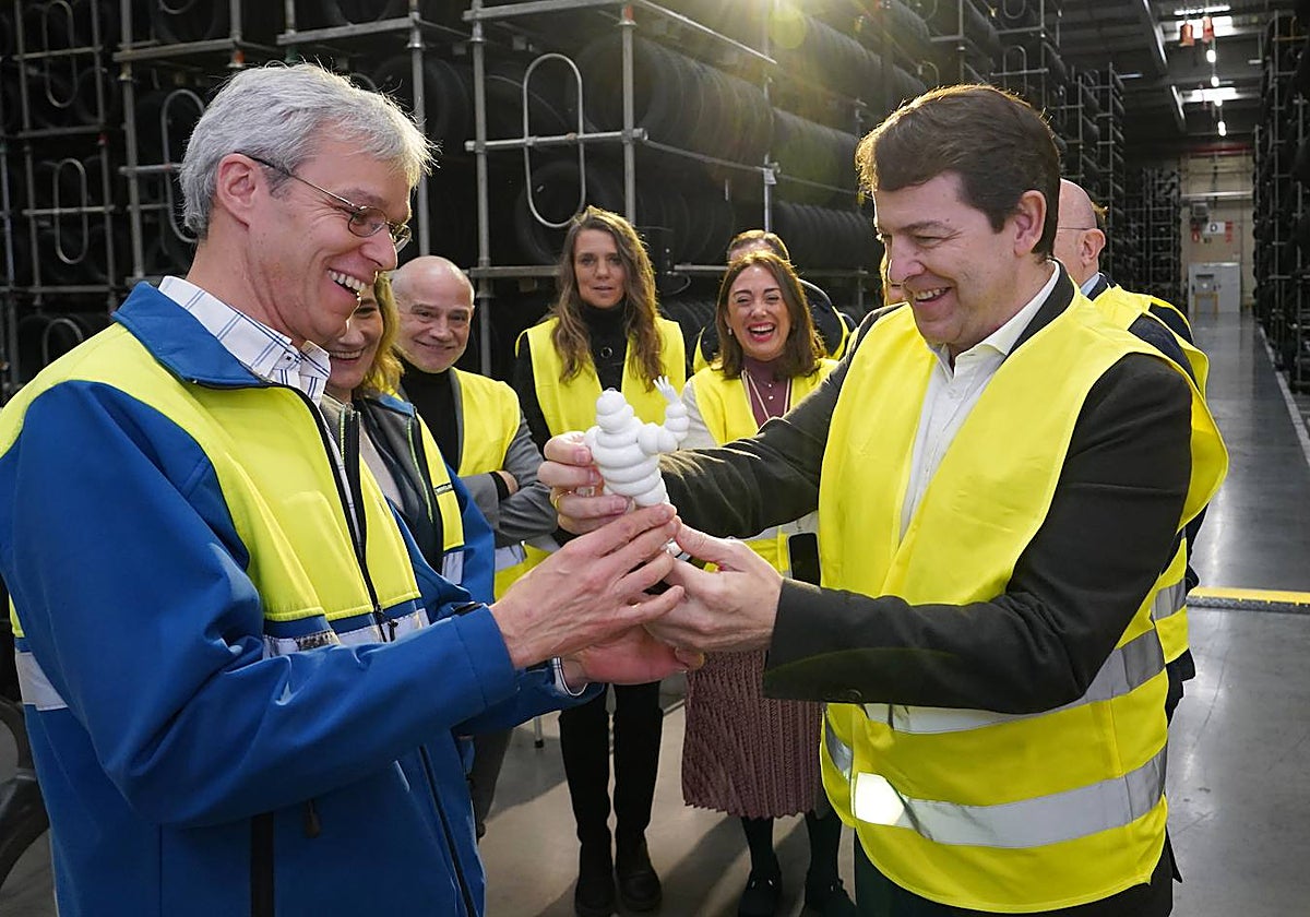 El presidente de la Junta, Alfonso Fernández Mañueco, recibe un Bibendum conmemorativo de manos del director de la factoría de Michelín Valladolid, Bruno Arias