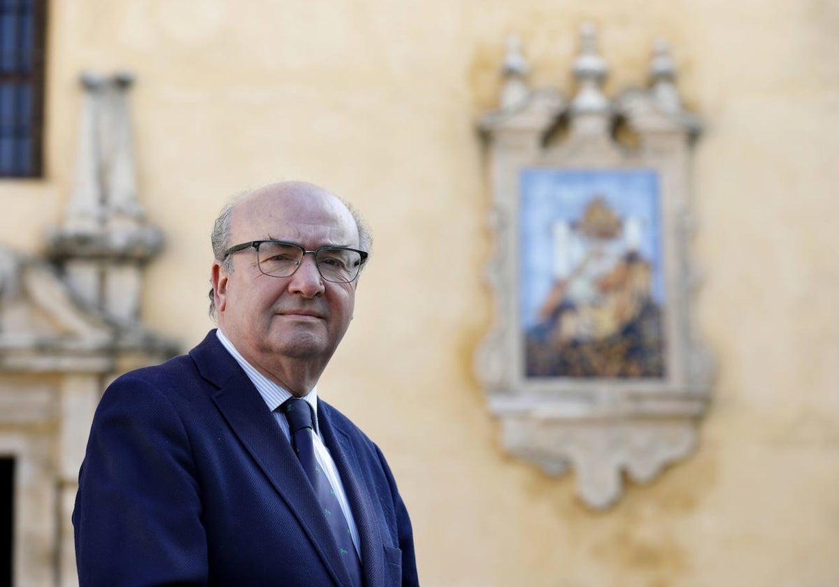 Luis Martín, en la plaza de San Agustín, junto al azulejo de la Virgen de las Angustias