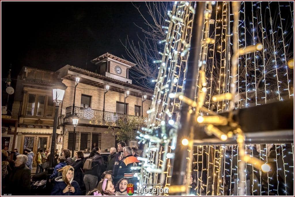 Decoración navideña en la plaza de Mocejón