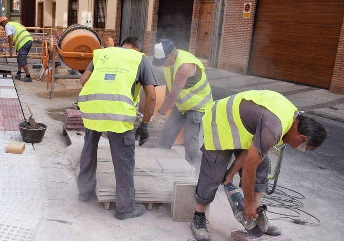 En la imagen, trabajadores acogidos en el plan de empleo de Albacete