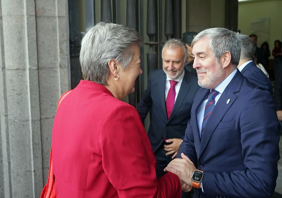La comisaria de Interior, Ylva Johansson, saluda al presidente de Canarias, Fernando Clavijo, a su llegada a un encuentro