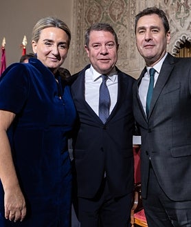 Imagen secundaria 2 - Tolón recibe la felicitación de Paco Núñez, presidente del PP en Castilla-La Mancha, y Emiliano García-Page. En la foto de grupo, con Francisco Tierraseca