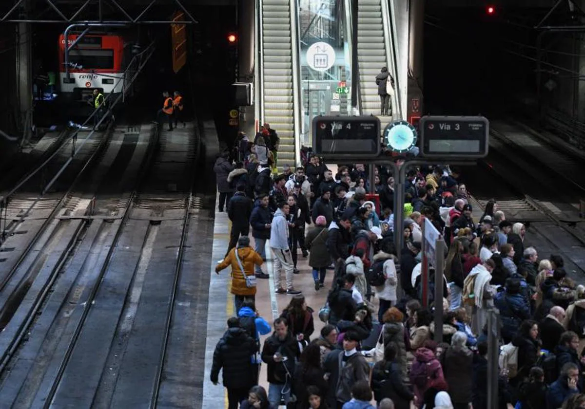 Decenas de personas en la estación de Puerta de Atocha-Almudena Grandes el pasado 5 de diciembre