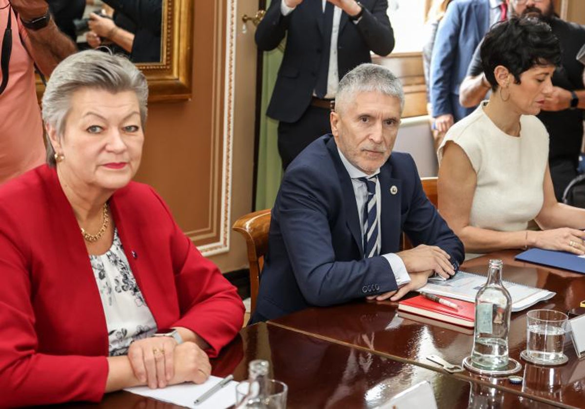 La comisaria de Interior, Ylva Johansson, el ministro de Interior, Fernando Grande-Marlaska, y la ministra de Inclusión, Elma Saiz, durante la visita a las Islas Canarias