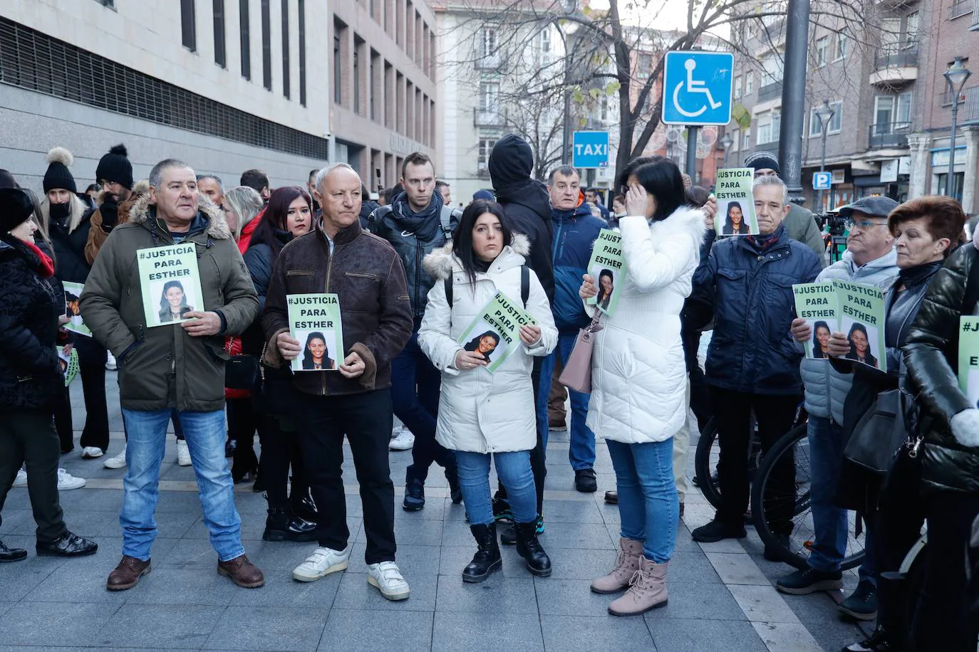 Familiares y allegados concentrados a las puertas de los juzgados de Valladolid