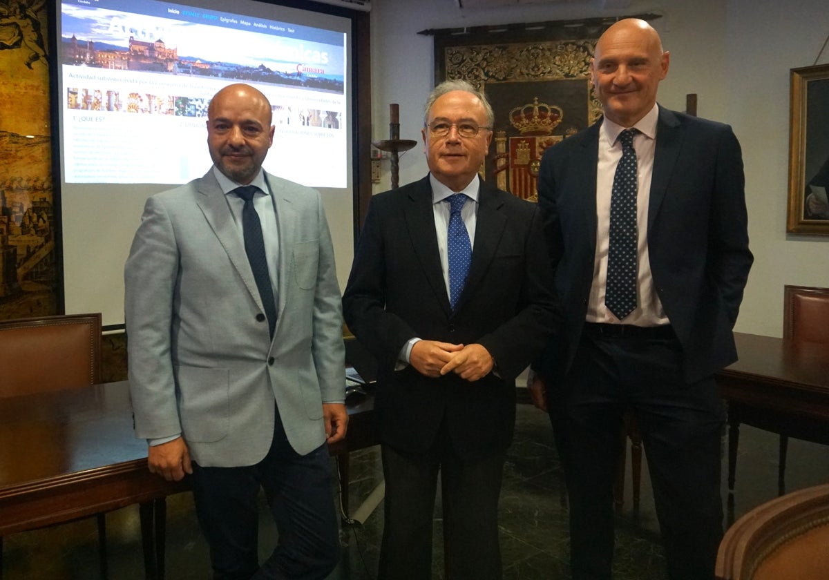 Antonio Díaz (centro) con los responsables del estudio de la Cámara de Comercio de Córdoba