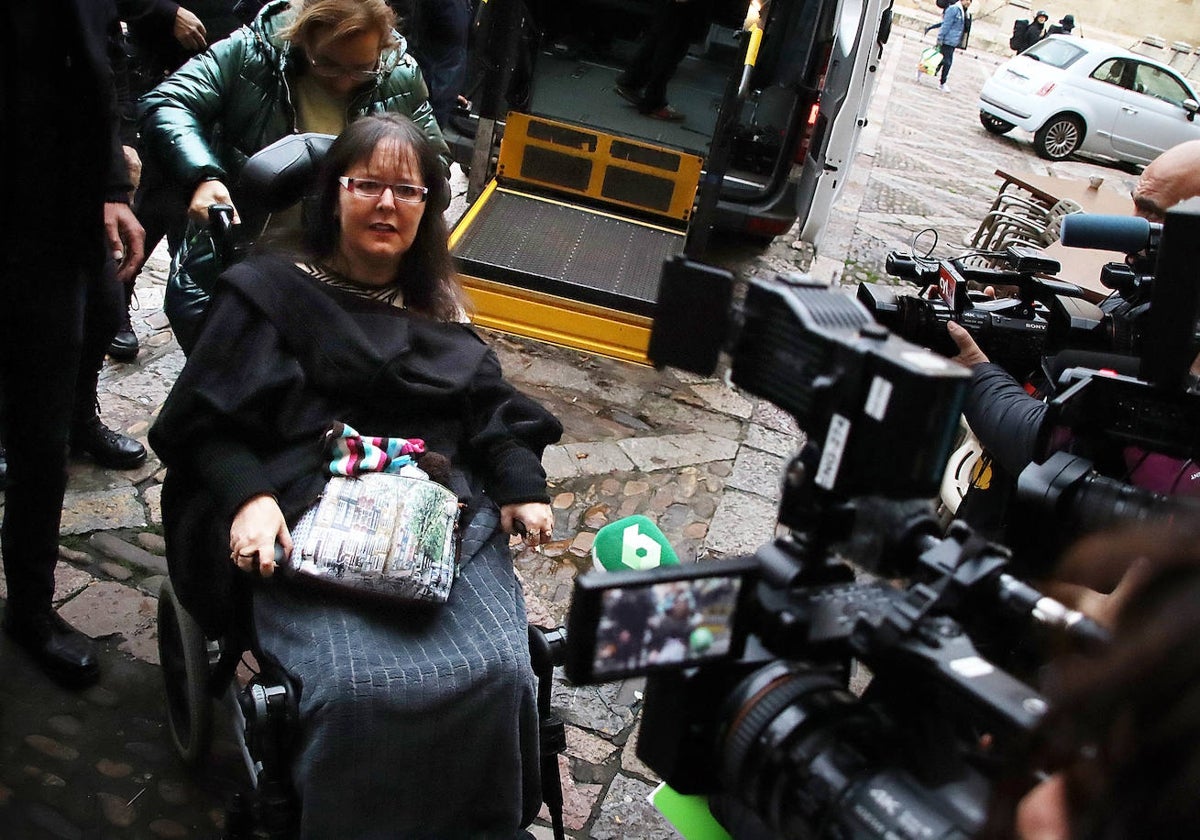 La abogada Raquel Díaz, a las puertas de los juzgados de León, el primer día del juicio