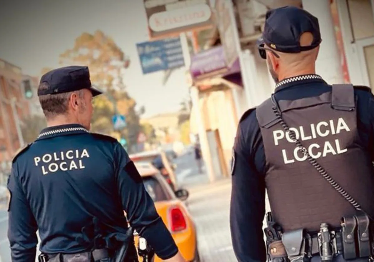 Imagen de archivo de dos agentes de la Policía Local Elche