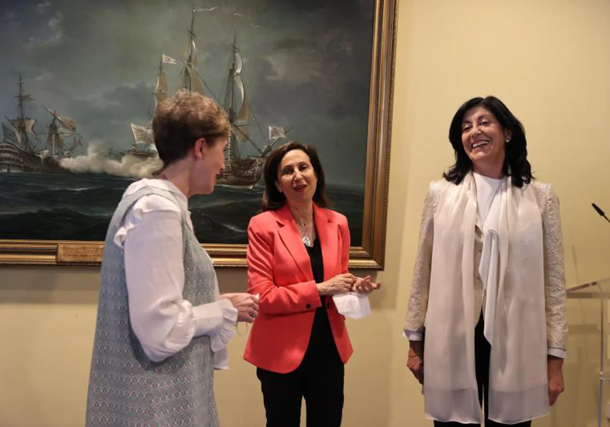 Margarita Robles junto a la exdirectora del CNI Paz Esteban y su sucesora, Esperanza Casteleiro