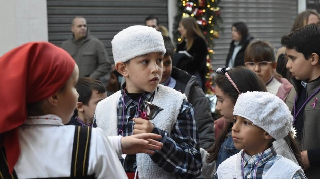 Niños de pastores acompañan a la Virgen de Belén