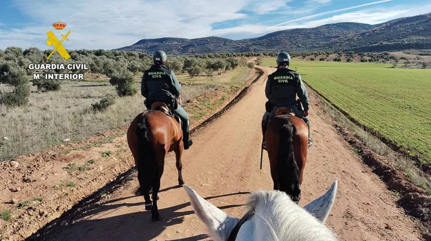 Dos agentes patrullan una de las zonas de la provincia de Albacete