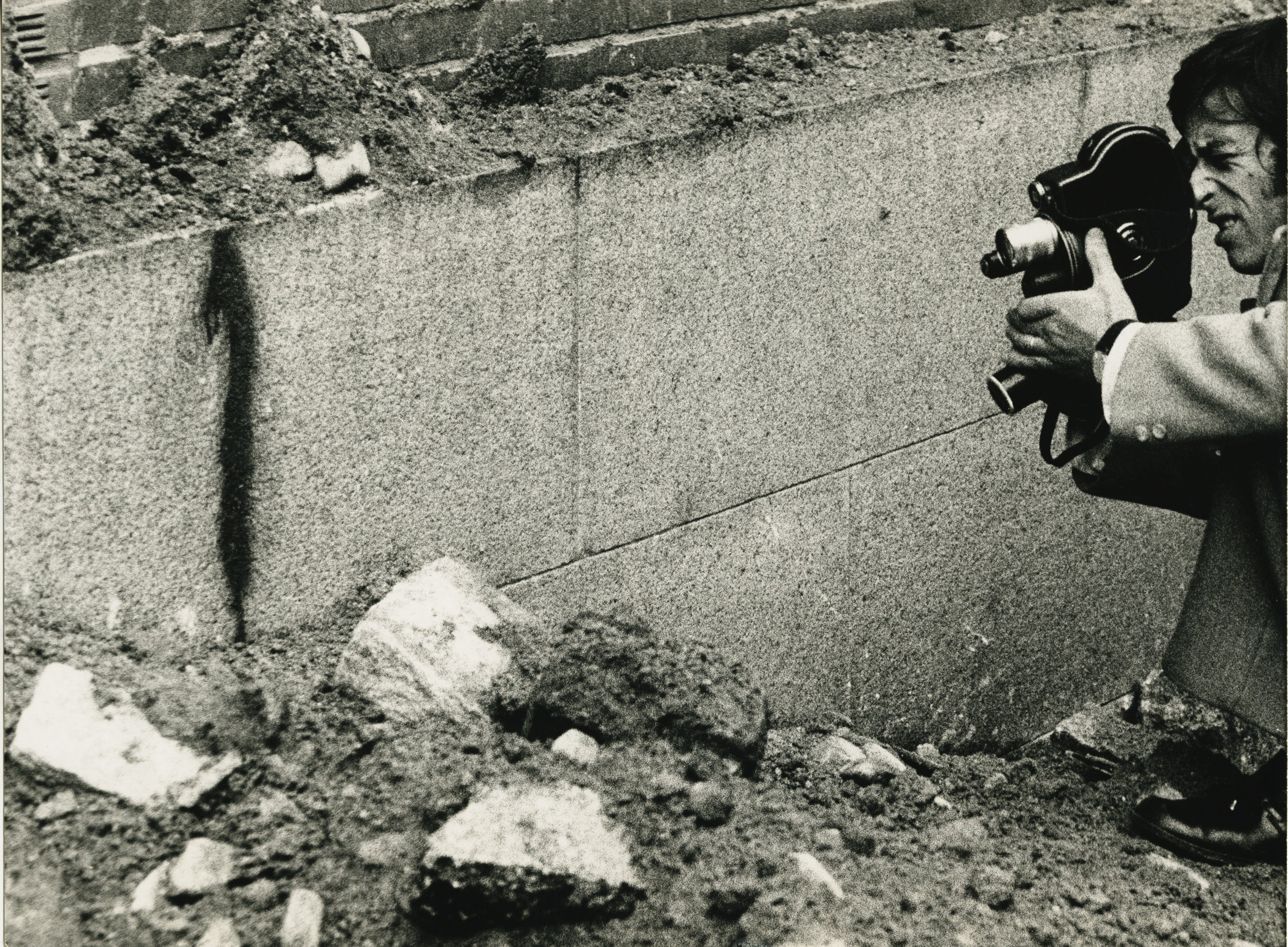 Sobre la pared, una señal para situar el lugar donde debía producirse la explosión al paso del coche de Carrero Blanco