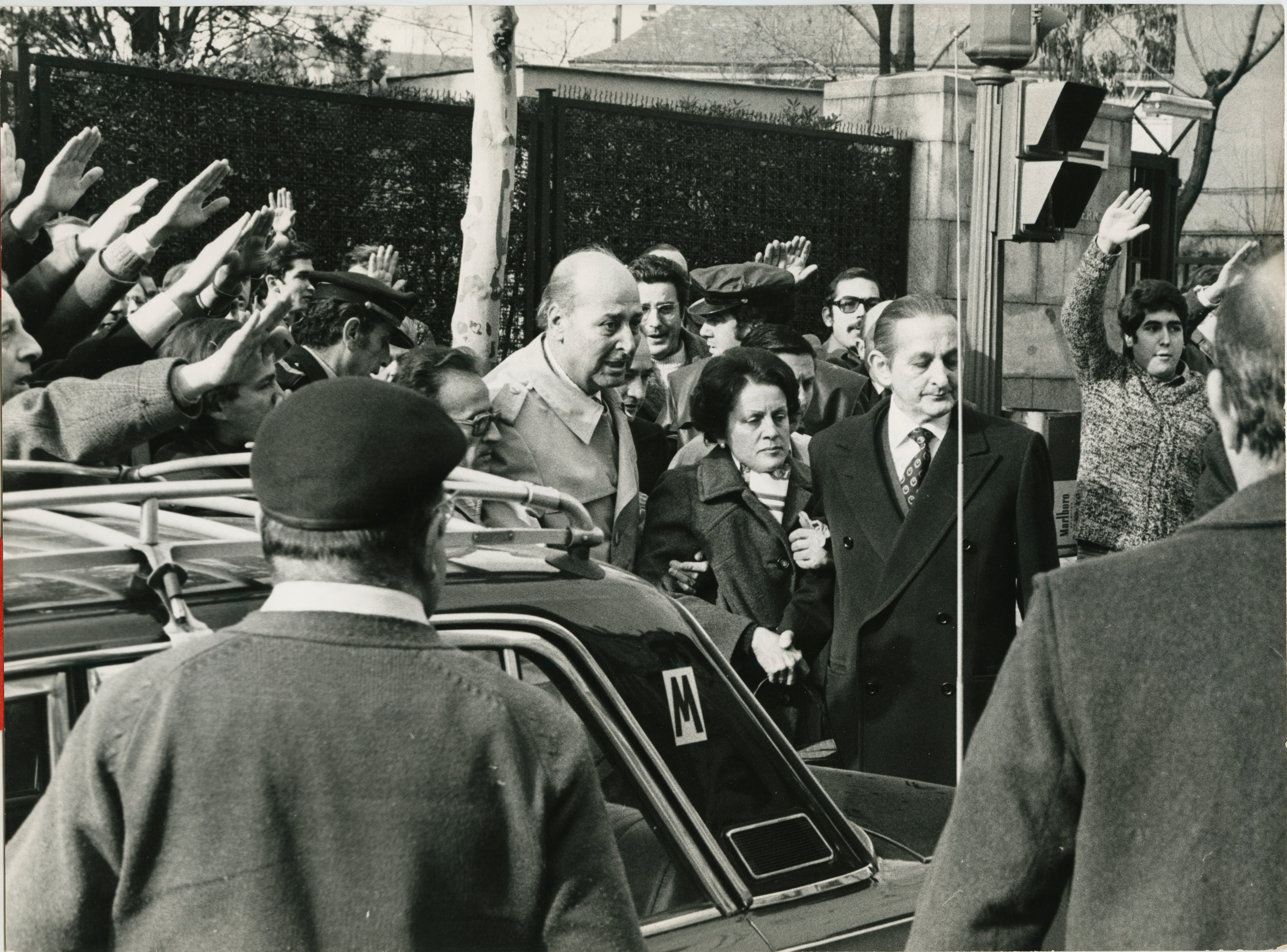 Al finalizar el funeral celebrado en la iglesia de San Francisco de Borja por el alma del almirante Carrero Blanco en el tercer aniversario de su muerte, se produjeron algunos incidentes cuando el presidente de las Cortes y del Consejo del Reino, Torcuato Fernández-Miranda, se dirigía con su esposa al automóvil