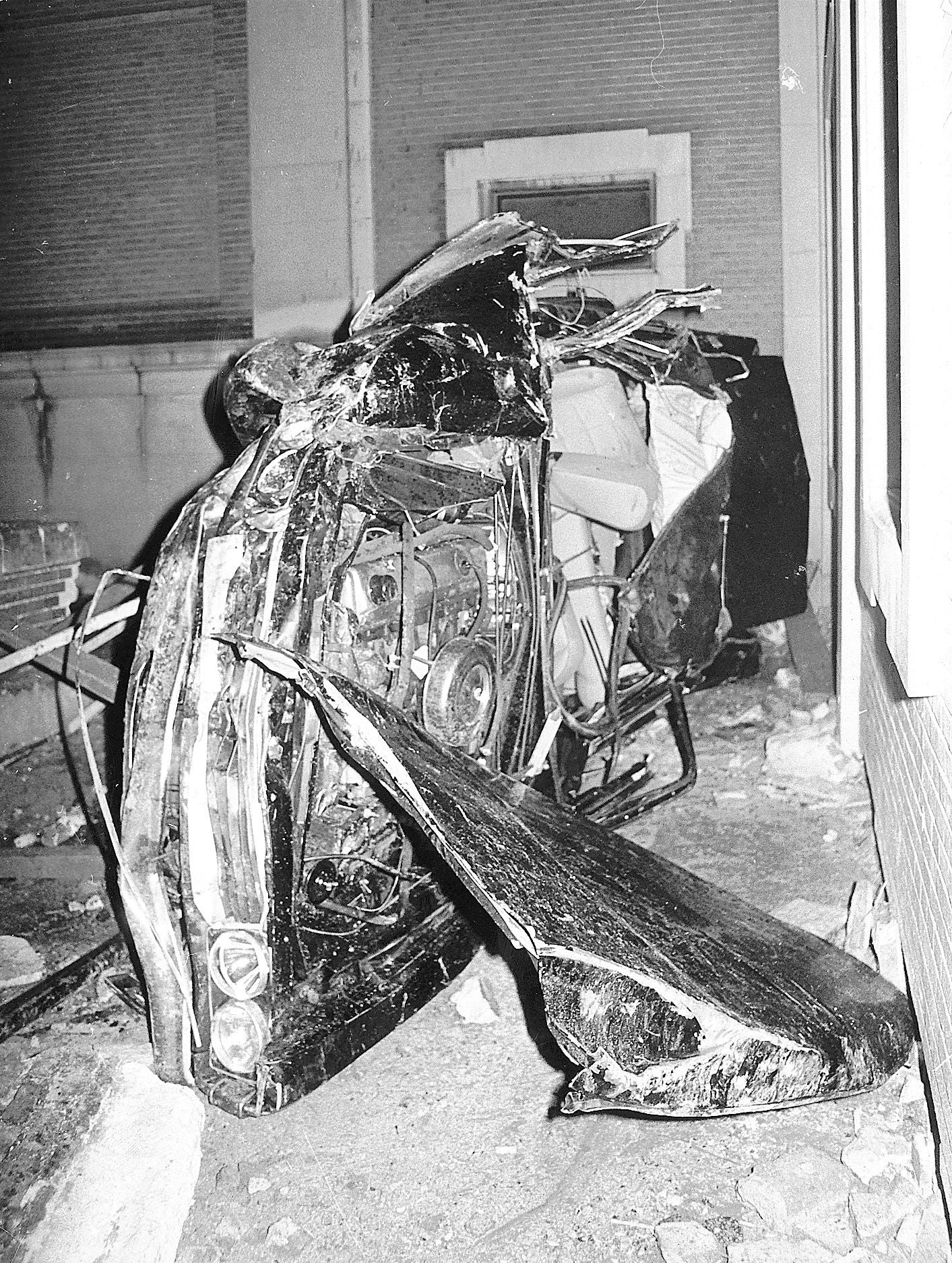 El coche en el que viajaba Carrero Blanco en la terraza de los Jesuitas tras el atentado. El vehículo saltó los más de treinta metros de la fachada tras pasar sobre la bomba colocada por ETA