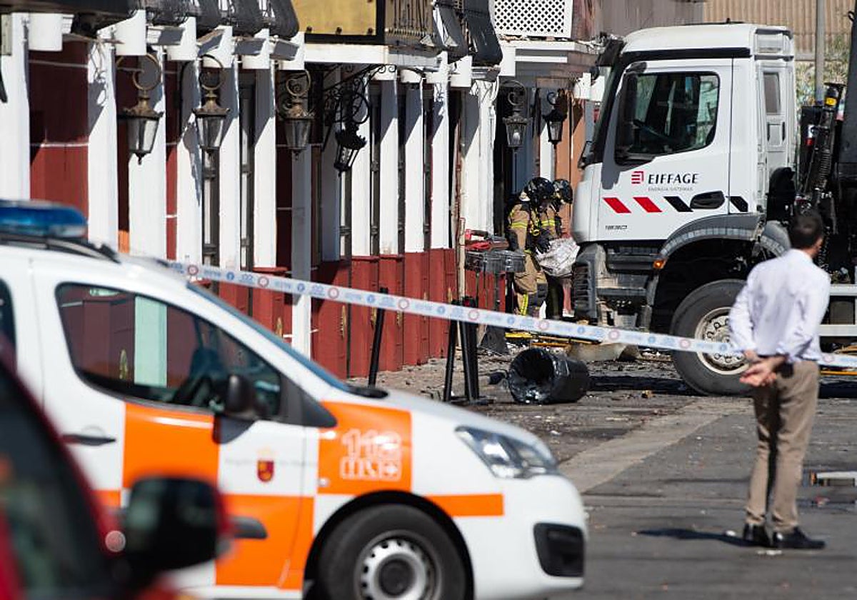 Bomberos de Murcia trabajan frente al Teatre tras el incendio