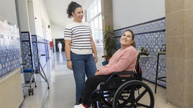 La directora del Centro Ferris de Diversidad Funcional, Miriam Pellicer, junto a Omara, una residente.