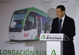 Juanma Moreno exige «transparencia» e inversiones tras los accidentes de trenes y Óscar Puente le acusa de «seguir a Díaz Ayuso»