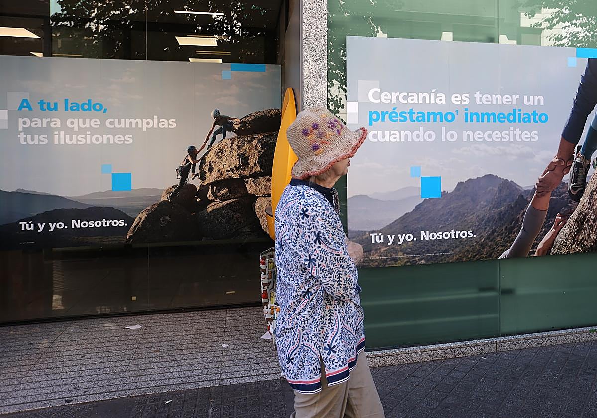 Una mujer pasa delante de una oficina bancaria en Córdoba