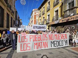 La comarca de Sigüenza pide médicos «por derecho, no por capricho» por las calles de Guadalajara
