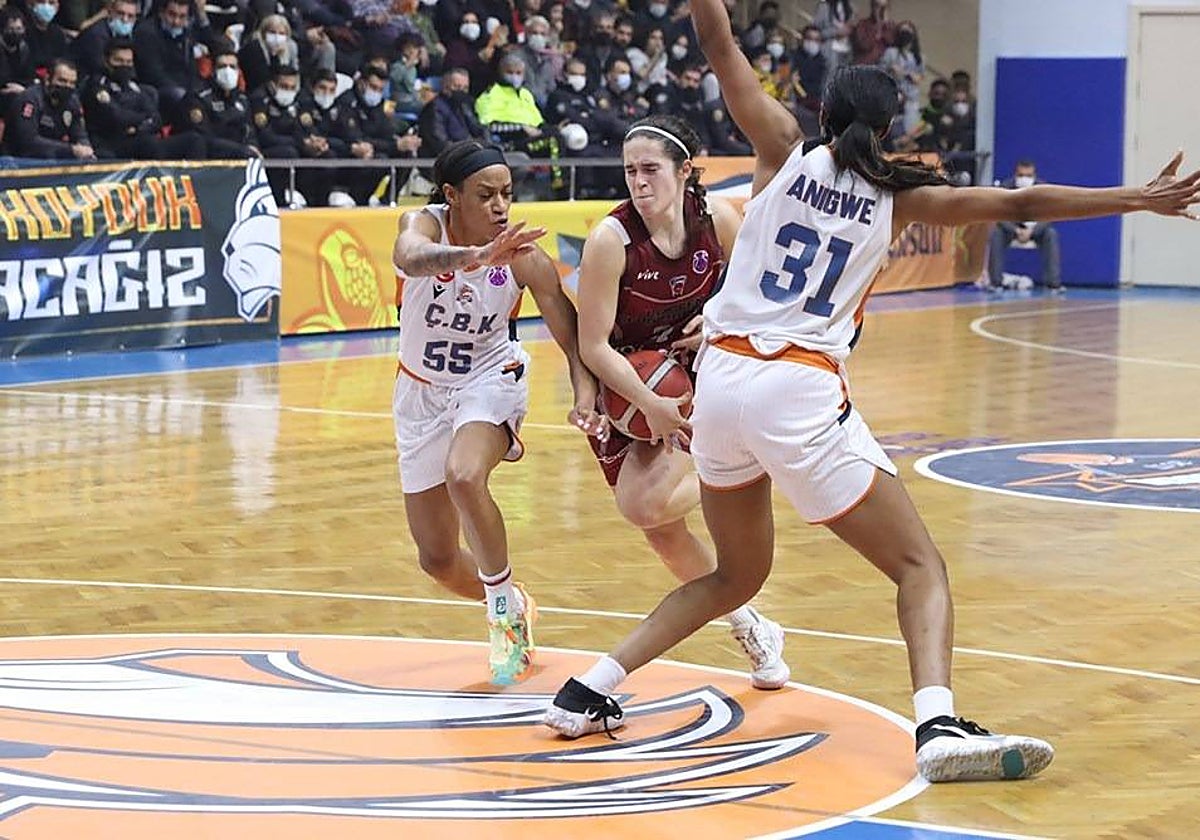 Una jugadora del Lointek Gernika entra a canasta en una imagen de archivo