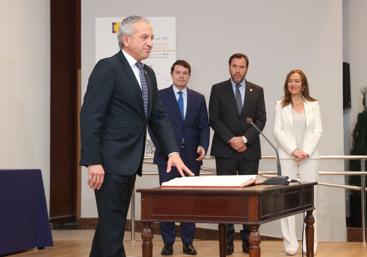 Nicanor Sen toma posesión en presencia de Mañueco, Puente y Barcones