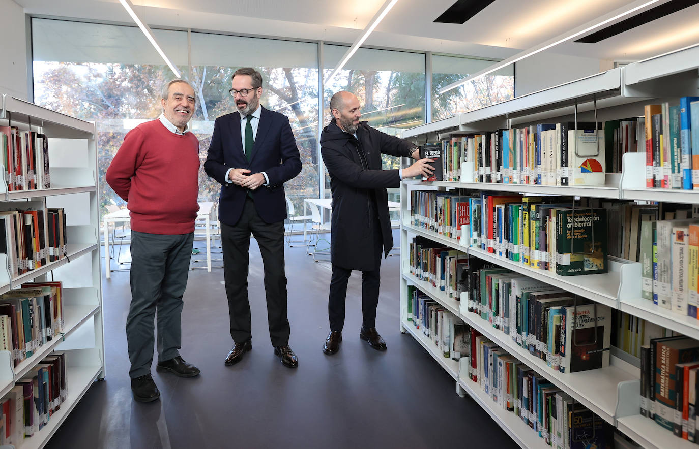 Fotos: la Biblioteca Grupo Cántico de Córdoba, en la recta final de los preparativos