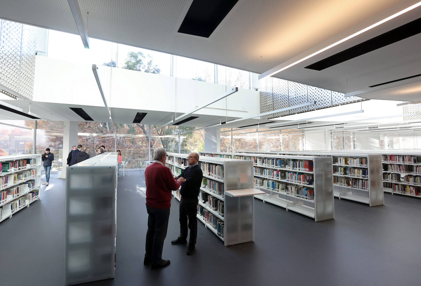 Fotos: la Biblioteca Grupo Cántico de Córdoba, en la recta final de los preparativos