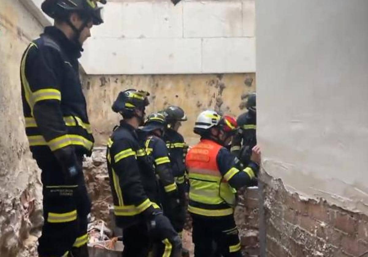 Bomberos de la Comunidad de Madrid han retirado el escombro para poder acceder a la víctima