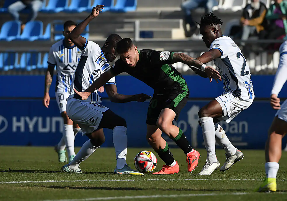Antonio Casas intenta abrirse paso ante los rivales del Atlético Baleares