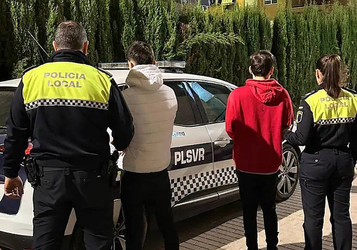 Imagen de la detención de los jóvenes acusados de robar una figura del Niño Jesús en San Vicente del Raspeig (Alicante)