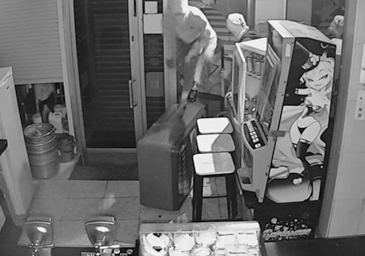 La banda, durante uno de sus golpes a un bar