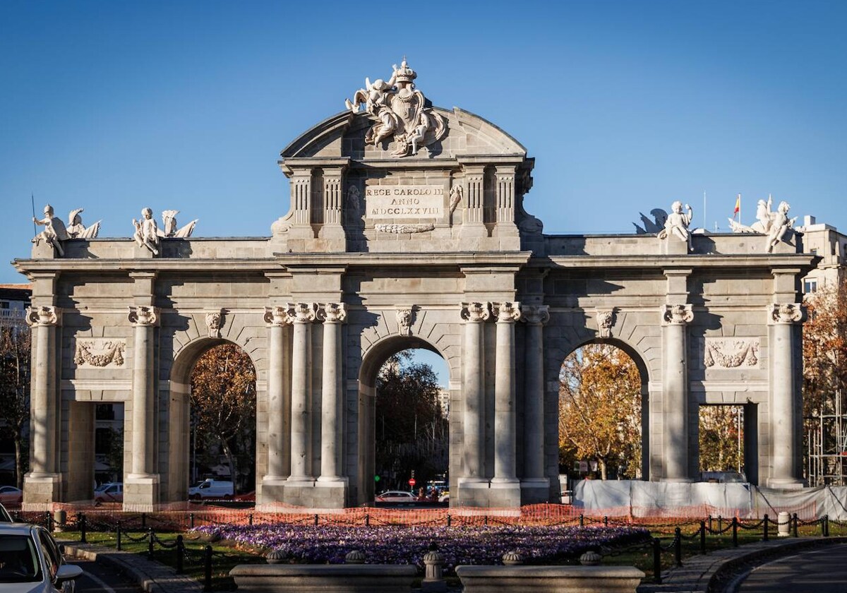 La Puerta de Alcalá, ya destapada, después de un año de restauración