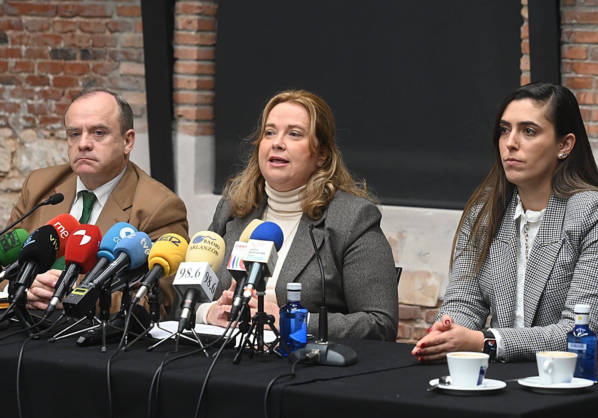 Cristina Ayala, con miembros de su equipo