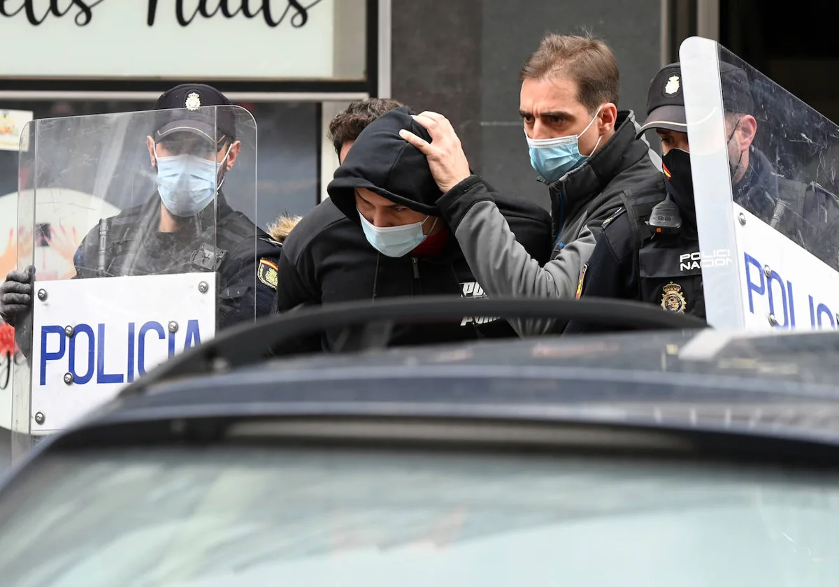 Los acusados arrestados por la policía nacional en una imagen de archivo