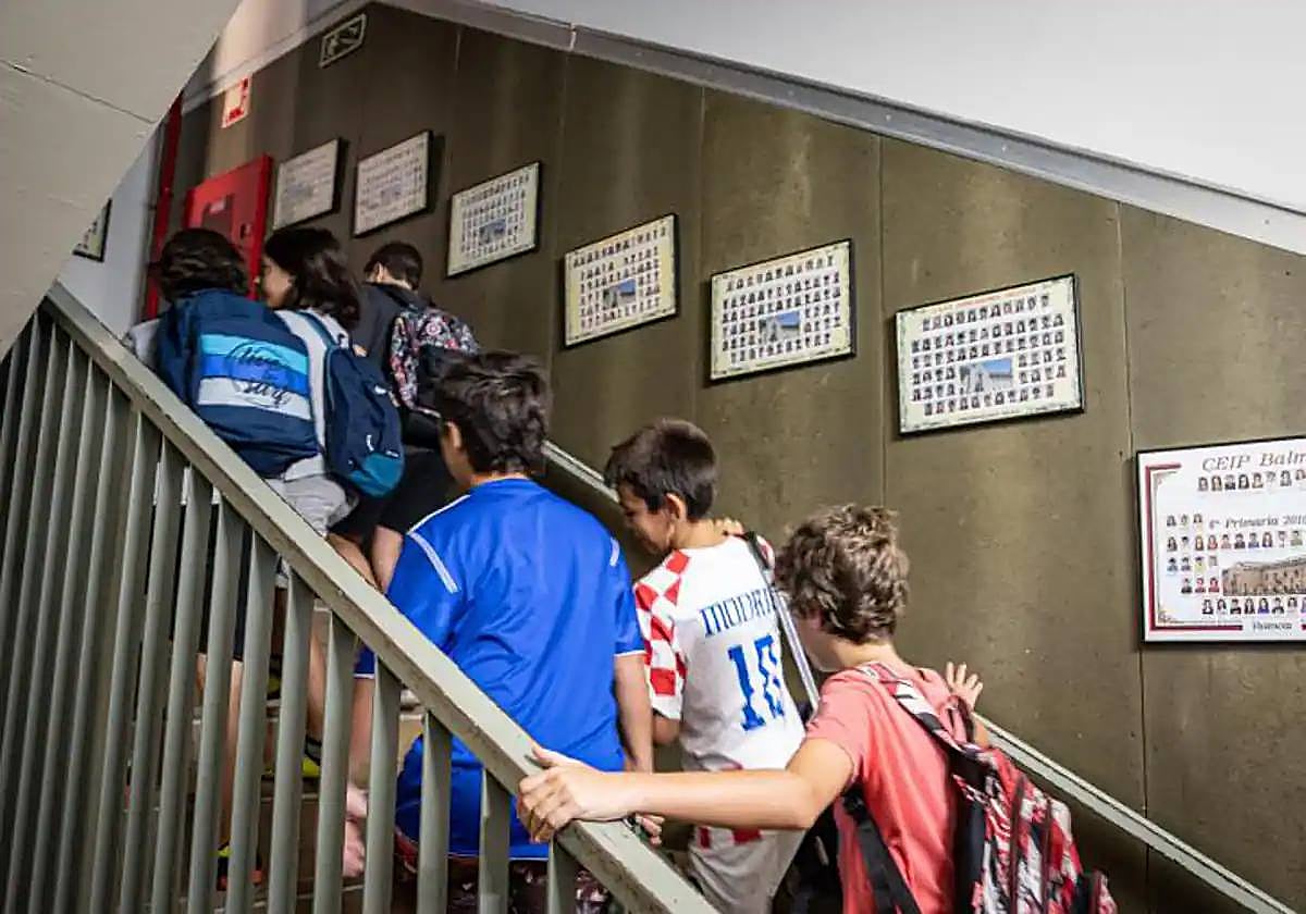 Imagen de un grupo de niños subiendo a clase en la Comunidad Valenciana