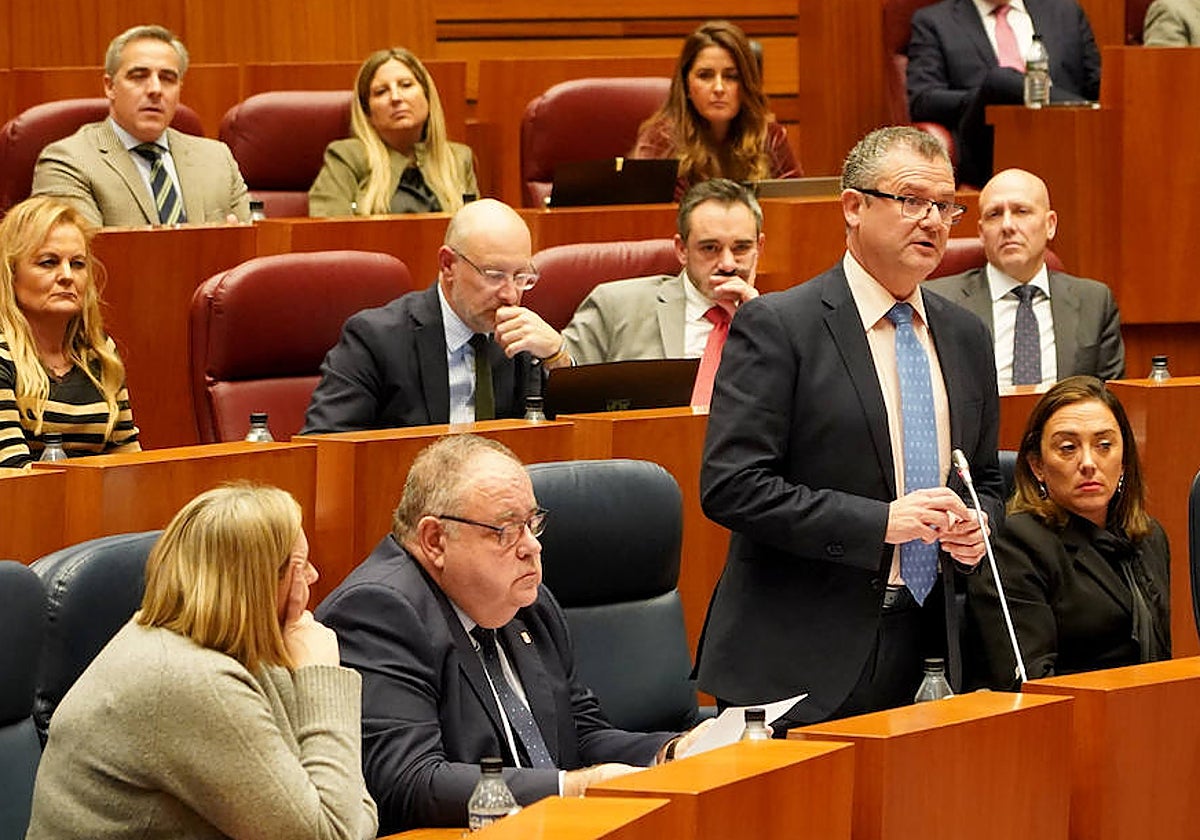 El consejero de Agricultura y Ganadería, Gerardo Dueñas, durante su intervención en el Pleno de las Cortes de Castila y León