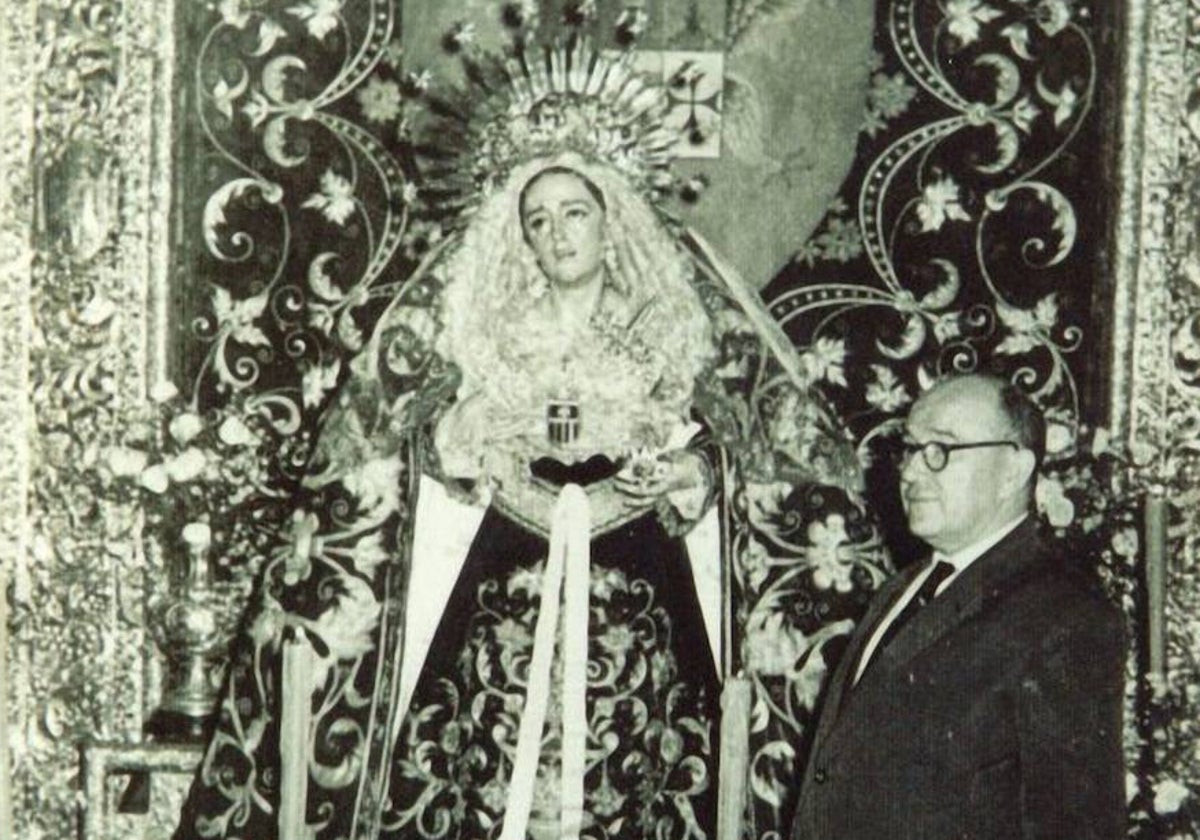 Antonio Eslava Rubio, en Carmona, junto a una Dolorosa