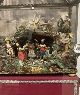 Imagen secundaria 2 - En la fotografía de arriba, un nacimiento y tras él, las imágenes del Niño jesús y el Pastorcillo Divino. Debajo a la izquierda, otros dos belenes de la muestra. A la derecha, un original pesebre