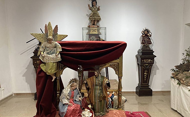 Imagen principal - En la fotografía de arriba, un nacimiento y tras él, las imágenes del Niño jesús y el Pastorcillo Divino. Debajo a la izquierda, otros dos belenes de la muestra. A la derecha, un original pesebre
