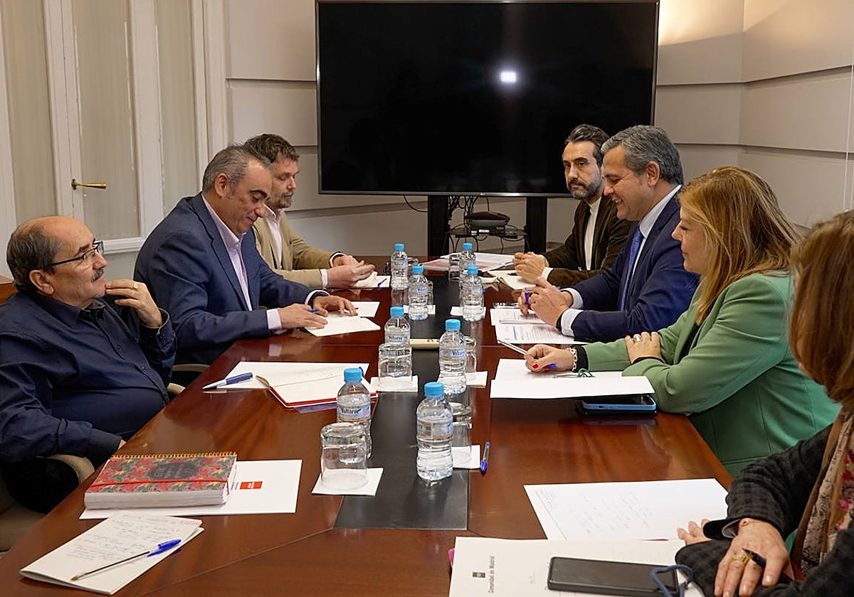 Reunión entre el consejero de Vivienda, Transportes e Infraestructuras, Jorge Rodrigo, y el alcalde de San Fernando de Henares, Javier Corpa, este martes