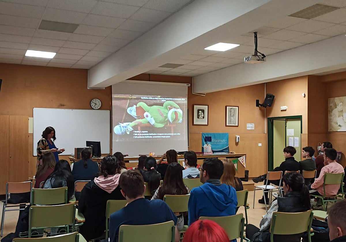 Imagen de uno de los talleres de AIJU para concienciar contra las falsificaciones