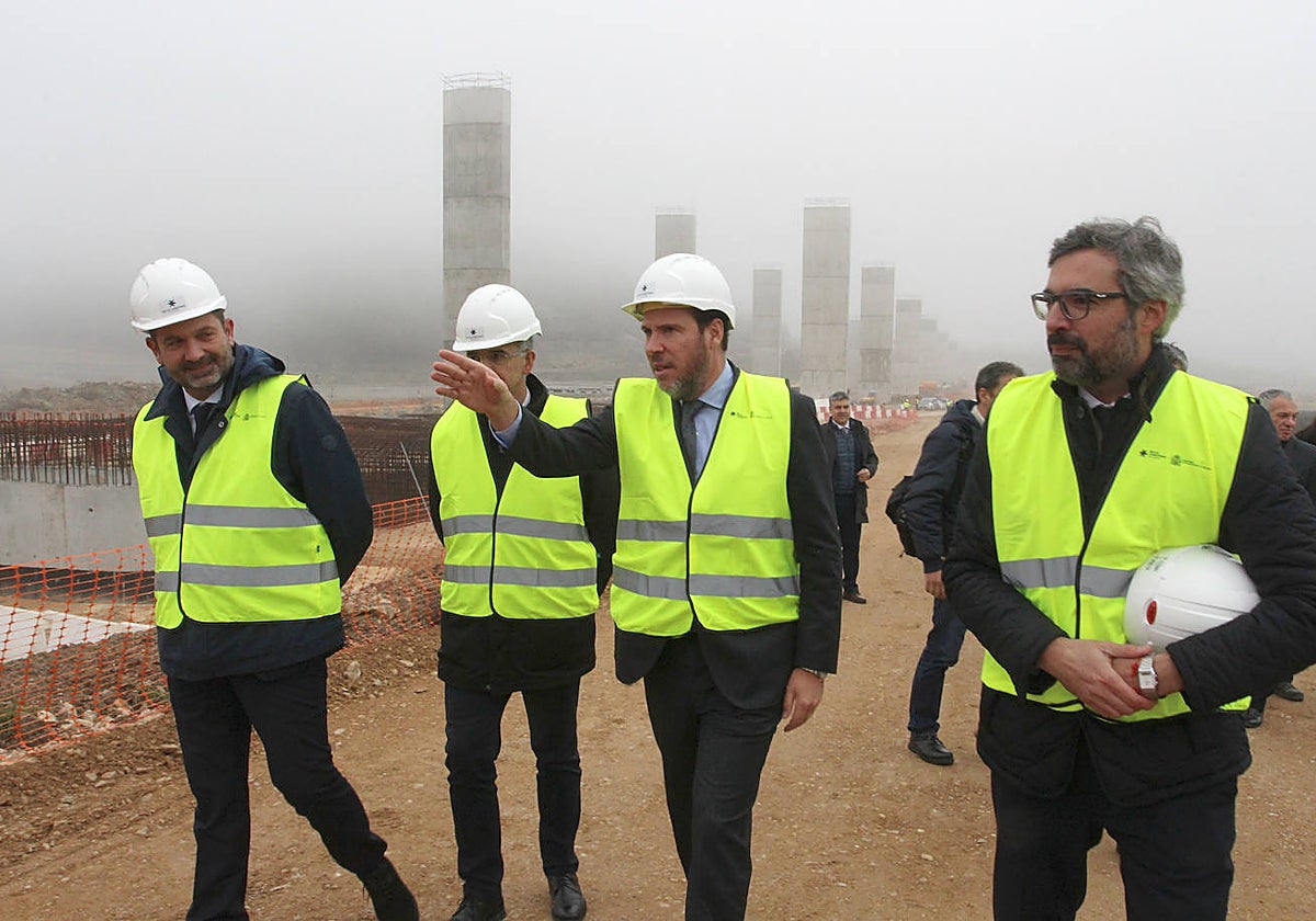 El ministro de Transportes y Movilidad Sostenible, Óscar Puente, visitó el lunes las obras de la autovía A-11 que se ejecutan en el tramo Quintanilla-Olivares, en la provincia de Valladolid