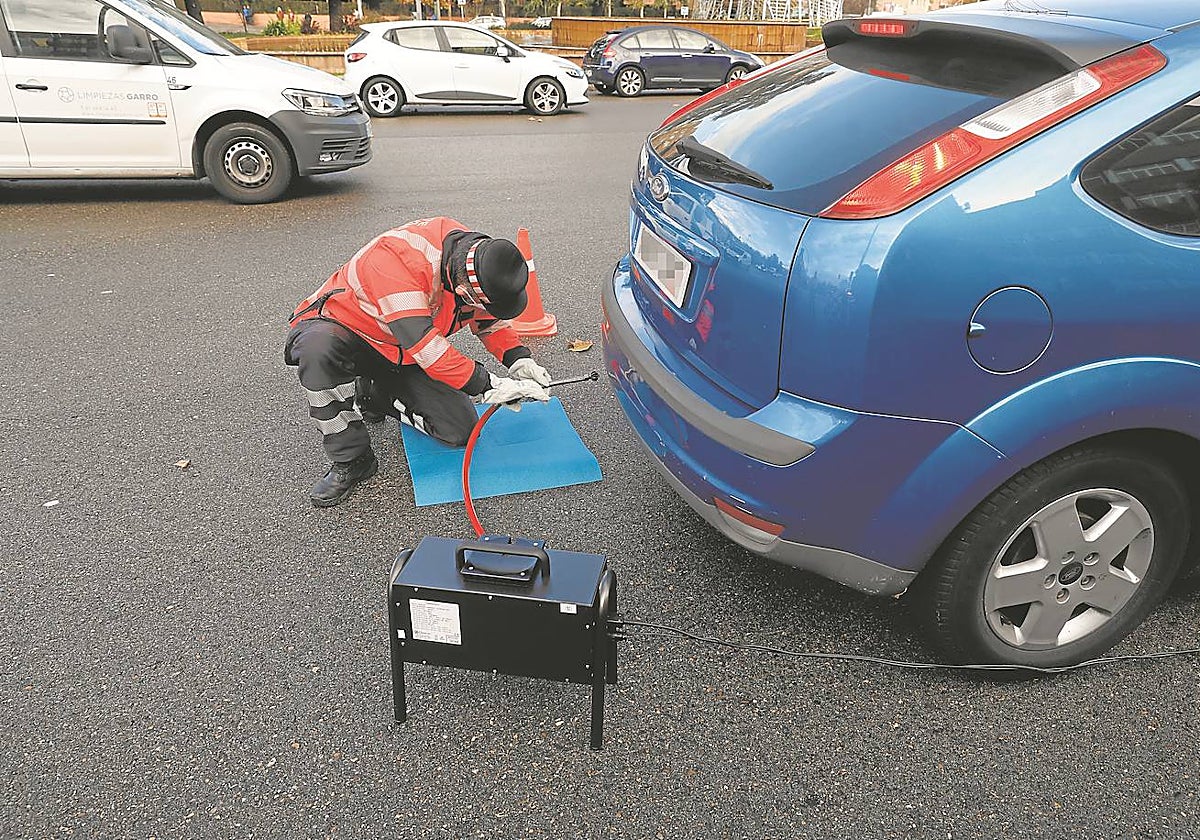 Un agente de movilidad revisa el nivel de contaminación de un coche