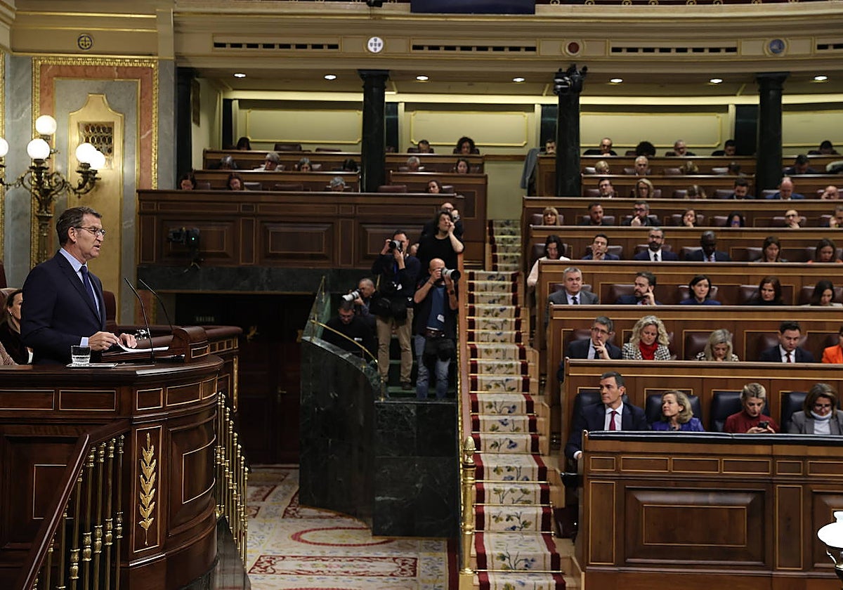 El presidente del PP, Alberto Núñez Feijóo, durante su respuesta al jefe del Ejecutivo, Pedro Sánchez