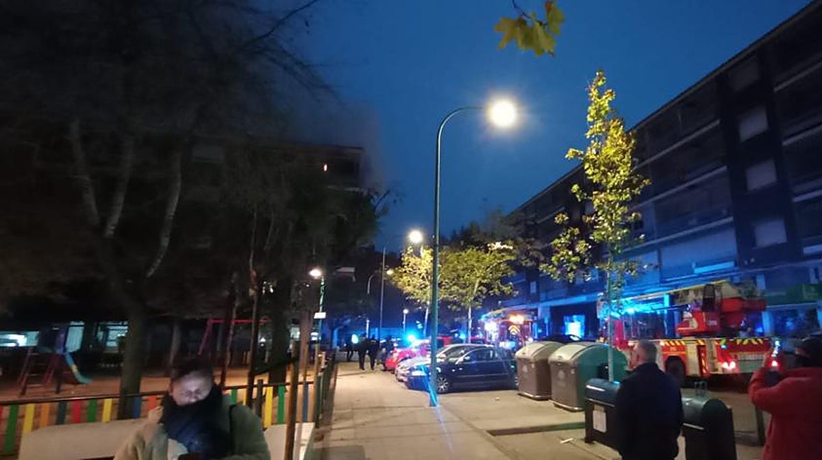 Muere una mujer y su marido está grave en un aparatoso incendio en el cuarto piso de un bloque de viviendas en Toledo