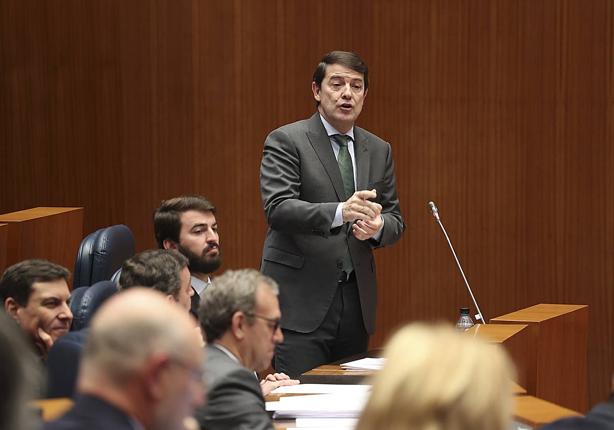Alfonso Fernández Mañueco, durante una de sus intervenciones en el pleno de las Cortes de Castilla y León
