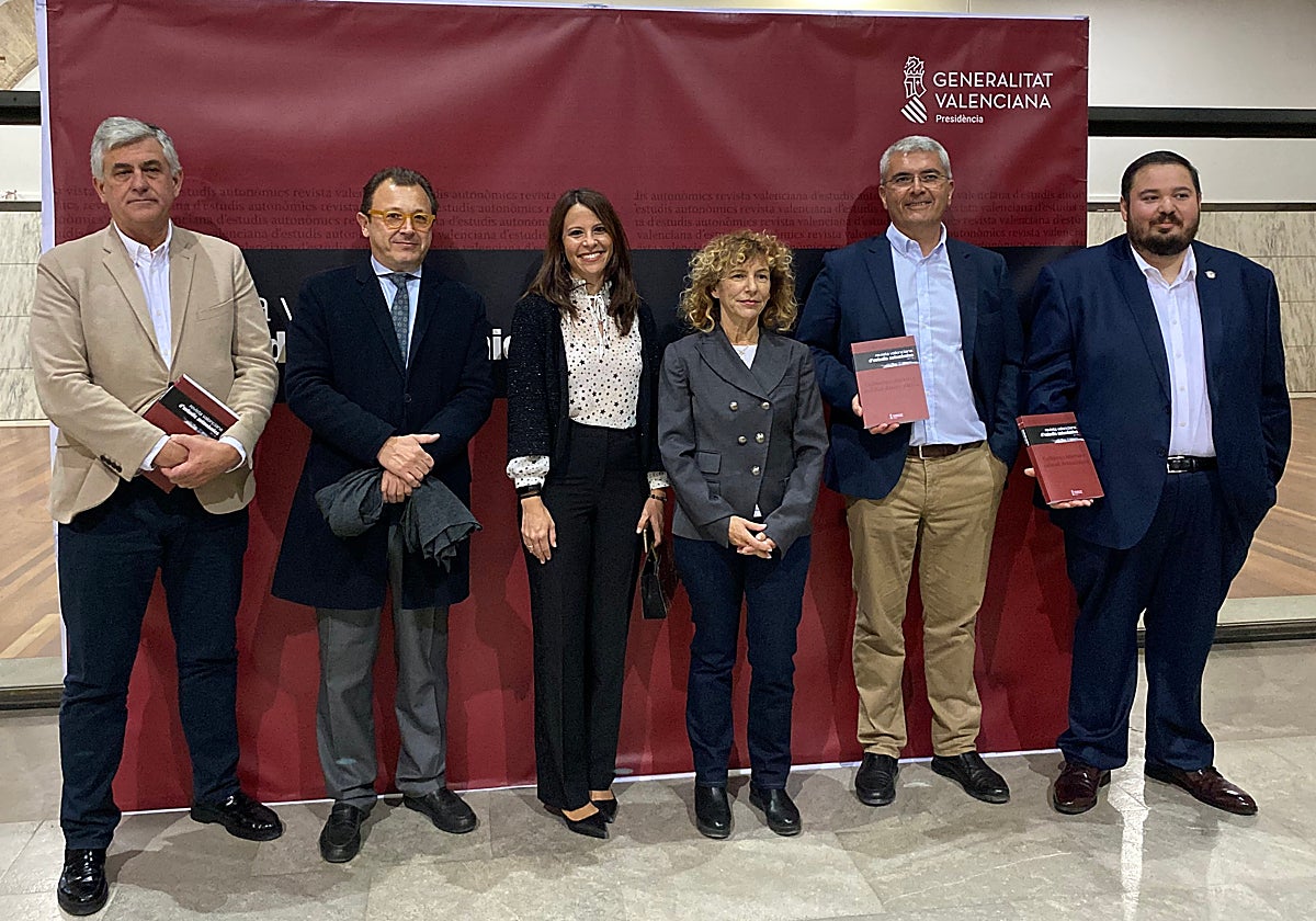 Santiago Lumbreras y los representantes de las universidades y otras entidades de la sociedad civil valenciana.