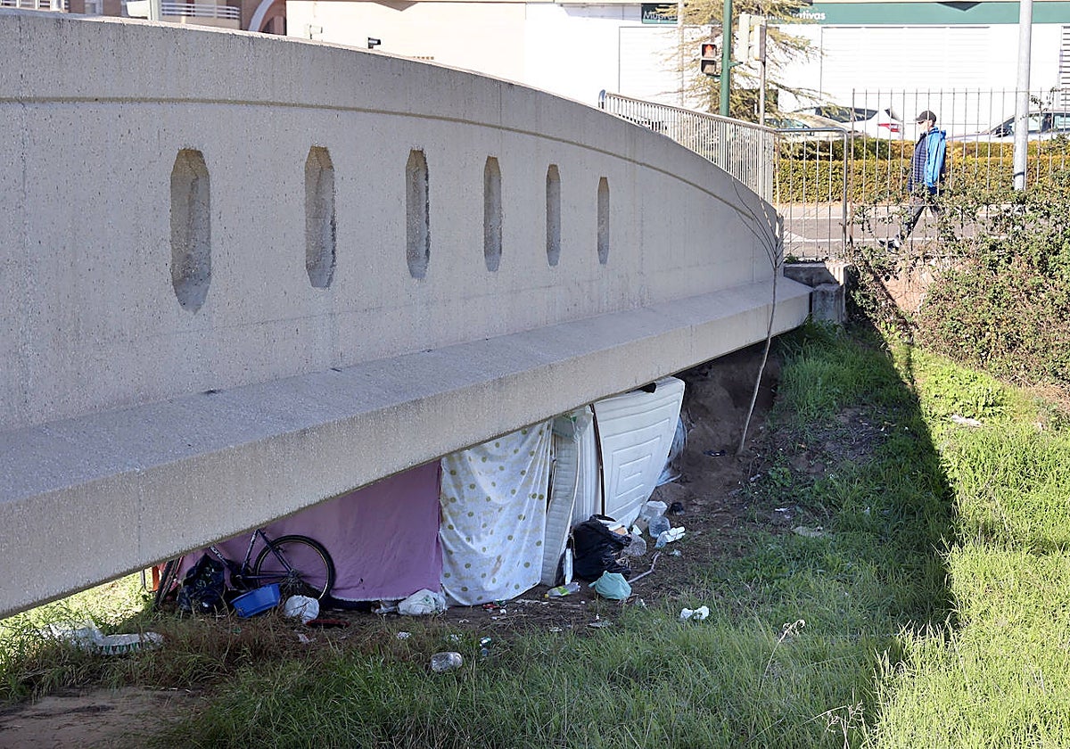 Chabola situada bajo el puente del yacimiento de Cercadilla en Córdoba